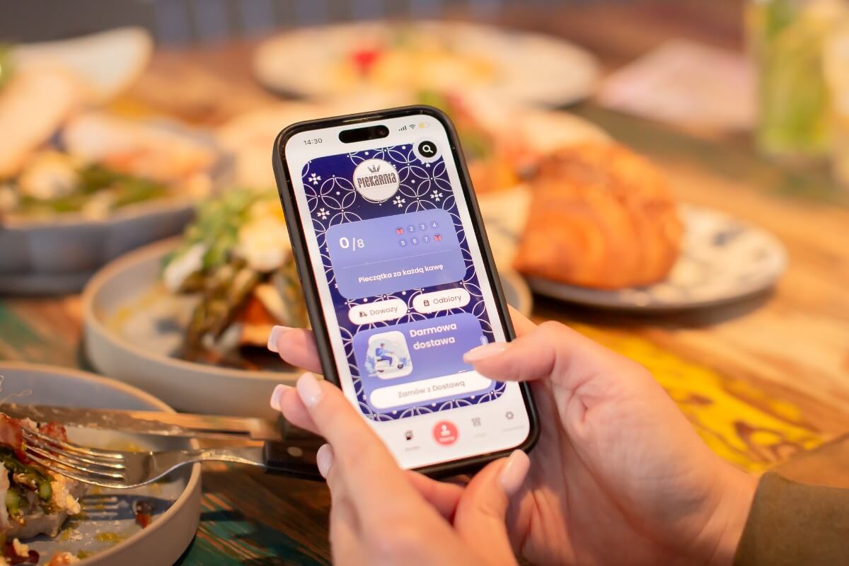 Piekarnia aplikacja lojalnościowa – pieczątki za kawę i zamówienie z dostawą na telefonie